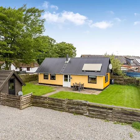 Lovely With Wood-burning Stove And Water View Feriehus *